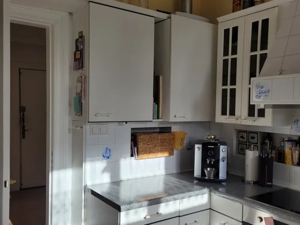 Stilvolle, geräumige 3-Zimmer-Wohnung mit verglaster Terrasse und Einbauküche in Berlin