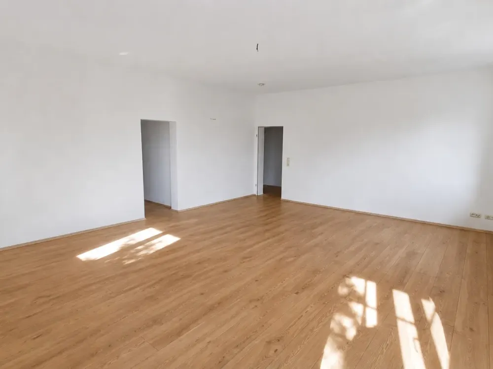 Frisch renovierte 3-Zimmer-Wohnung mit EBK und großem Wohnzimmer
