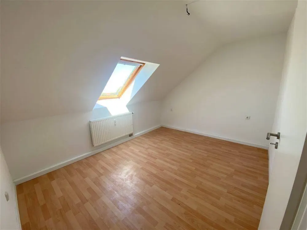 Schönefeld-Abtnaundorf * Renoviert* helle 2 Zi.-DG*Whg.* Wannenbad* Keller* SP anmietbar