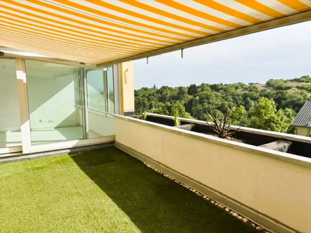 Herrliche Terrassenwohnung: 3-Zimmer + Hauswirtschaftsraum!