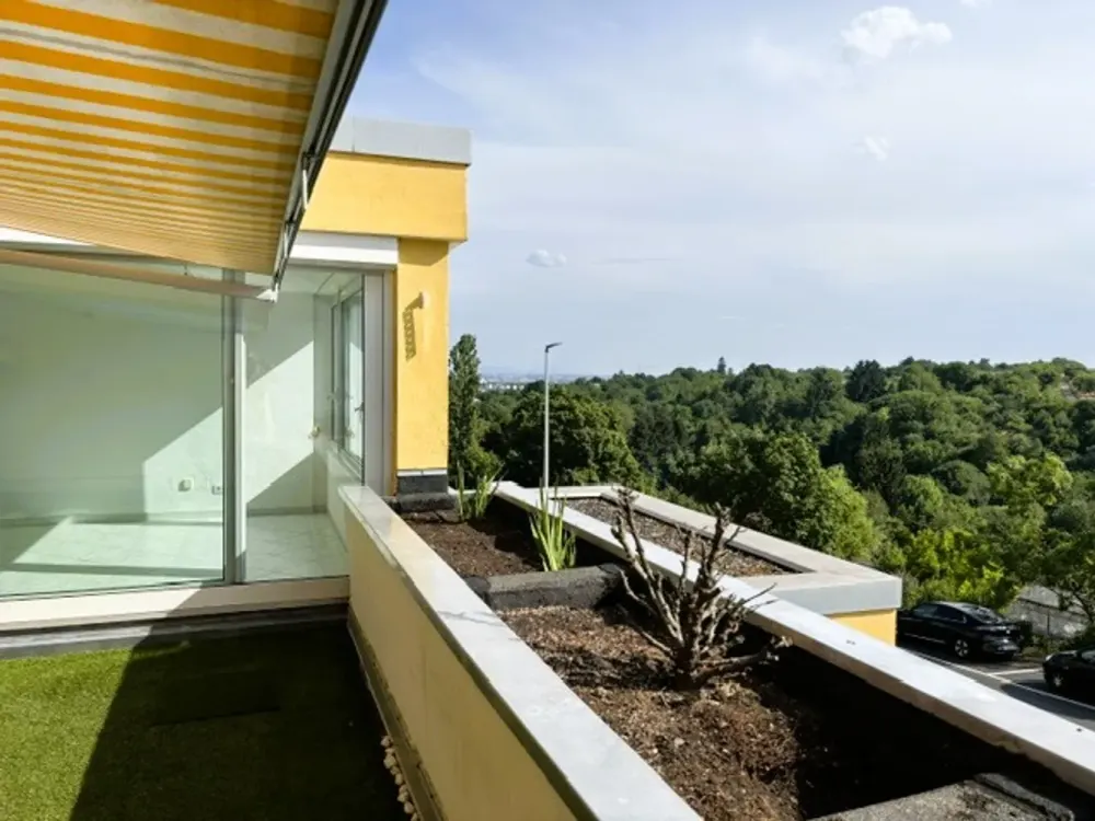 Herrliche Terrassenwohnung: 3-Zimmer + Hauswirtschaftsraum!