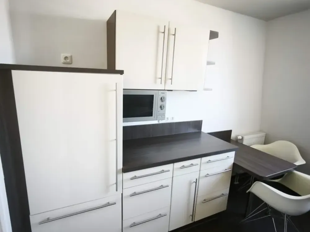 Hochwertig möblierte 2-Zimmer-Wohnung mit großem Südbalkon, zentral in Fürth