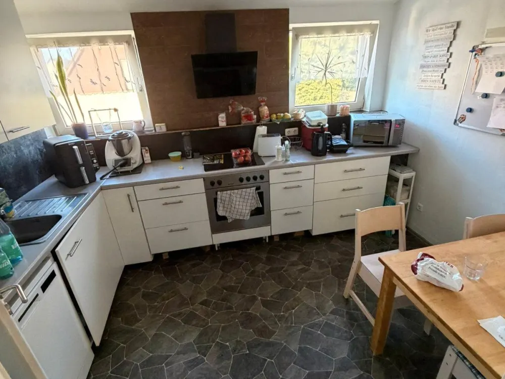 Großzügige 5 Zimmerwohnung im Zweifamilienhaus mit großem Balkon