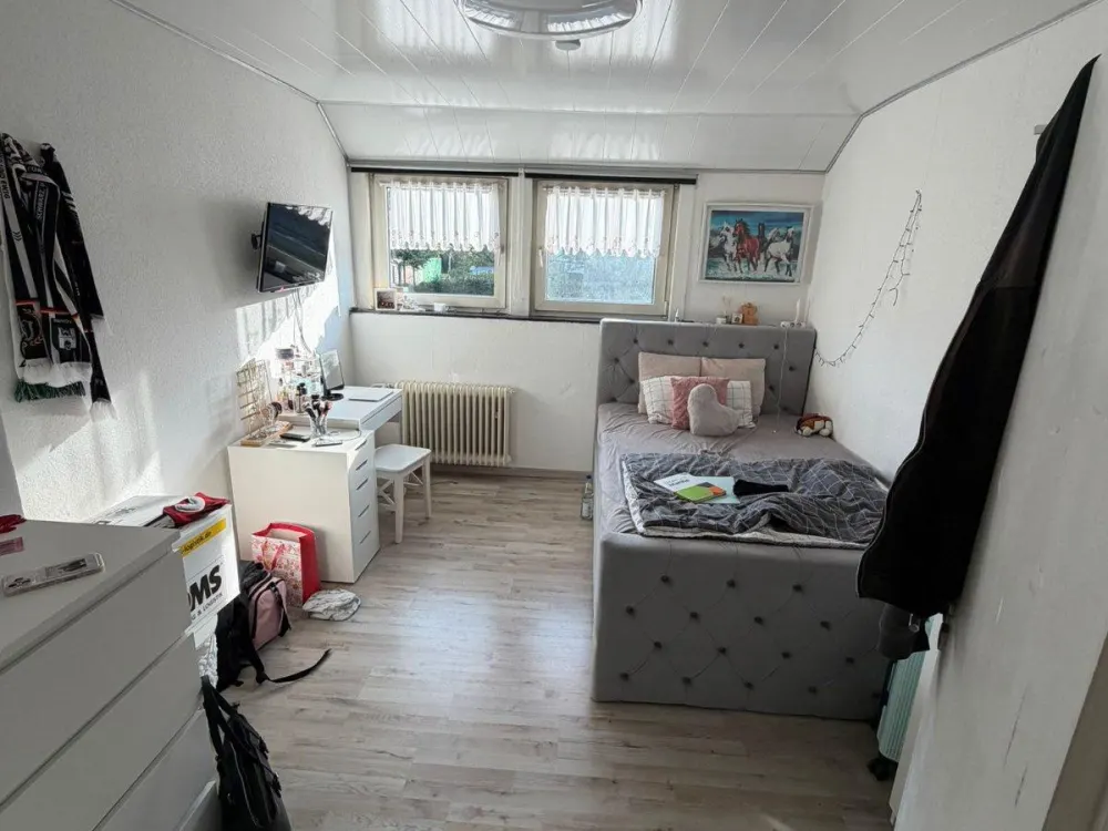 Großzügige 5 Zimmerwohnung im Zweifamilienhaus mit großem Balkon