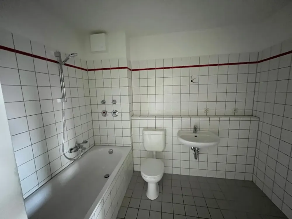 Großzügige 3 Zimmerwohnung in der Lieselotte-Berger-Str. 45, 4.OG, LI