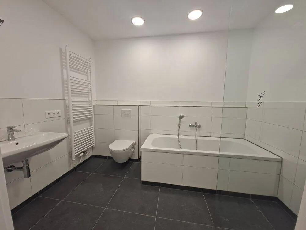 Großzügige helle 3 RWG mit Balkon und Lift im 1. OG zu vermieten!