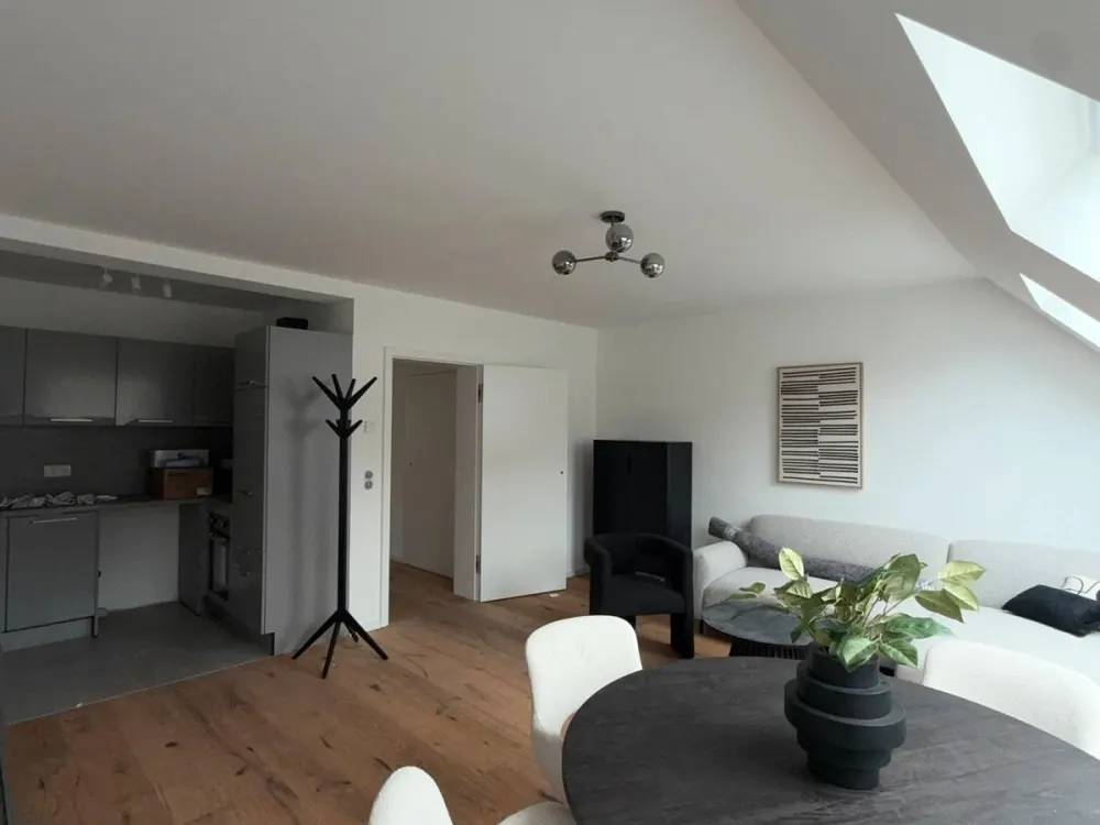 Hochwertig sanierte und möblierte 2-Zimmer-DG Wohnung in zentraler Lage mit hochwertiger Ausstattung