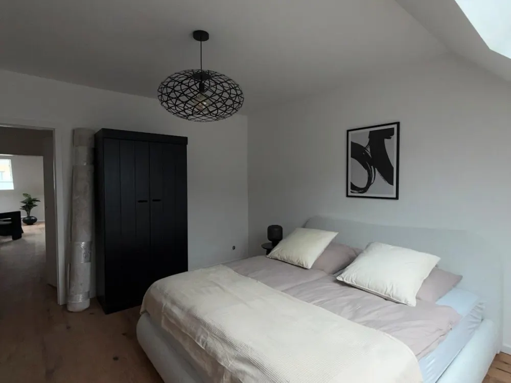Hochwertig sanierte und möblierte 2-Zimmer-DG Wohnung in zentraler Lage mit hochwertiger Ausstattung