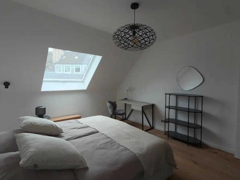 Hochwertig sanierte und möblierte 2-Zimmer-DG Wohnung in zentraler Lage mit hochwertiger Ausstattung