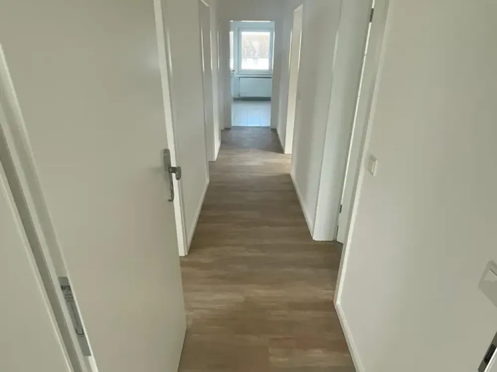 schöne, sanierte 4-Zimmer Wohnung (nur 2 Schlafzimmer) in Niederkassel *Erstbezug nach Sanierung*