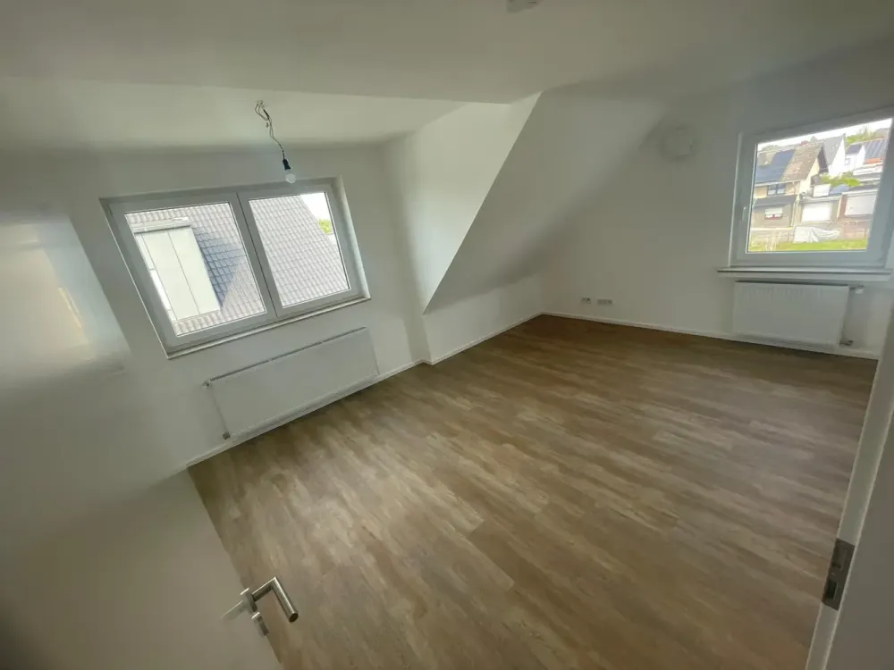 schöne, sanierte 4-Zimmer Wohnung (nur 2 Schlafzimmer) in Niederkassel *Erstbezug nach Sanierung*