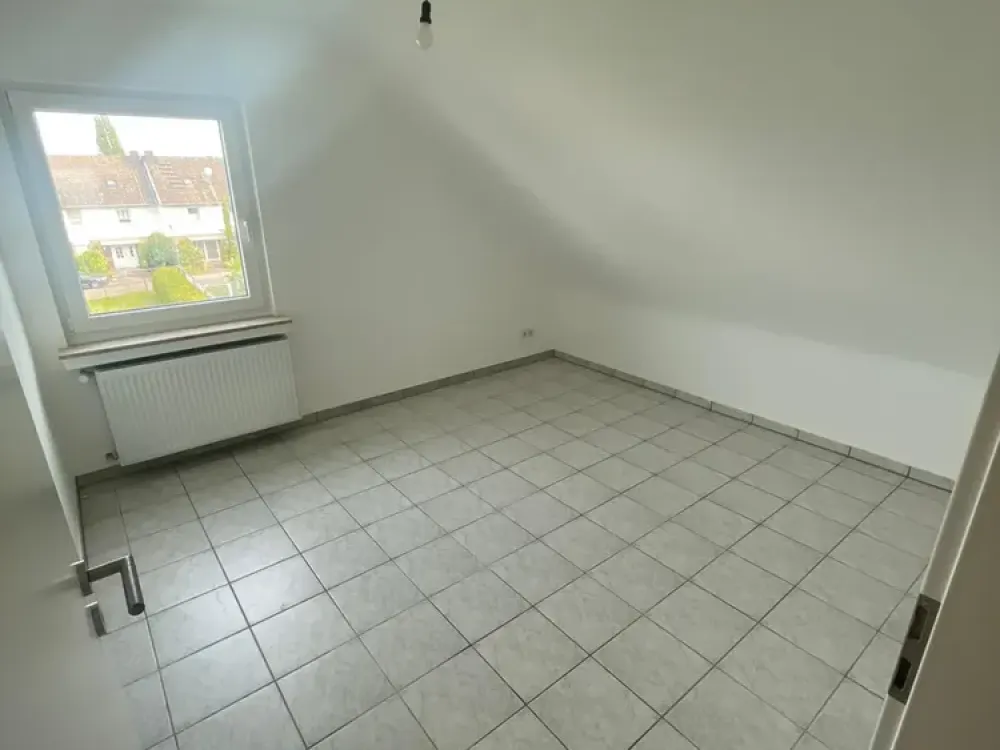 schöne, sanierte 4-Zimmer Wohnung (nur 2 Schlafzimmer) in Niederkassel *Erstbezug nach Sanierung*