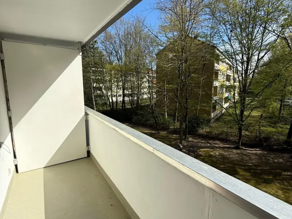 Helle 3-Zimmer-Wohnung mit Balkon & Garage in Erlangen (möbliert, sofort frei)