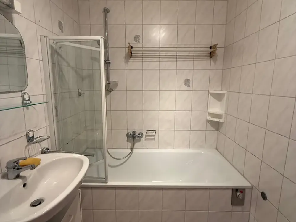 Helle 3-Zimmer-Wohnung mit Balkon & Garage in Erlangen (möbliert, sofort frei)