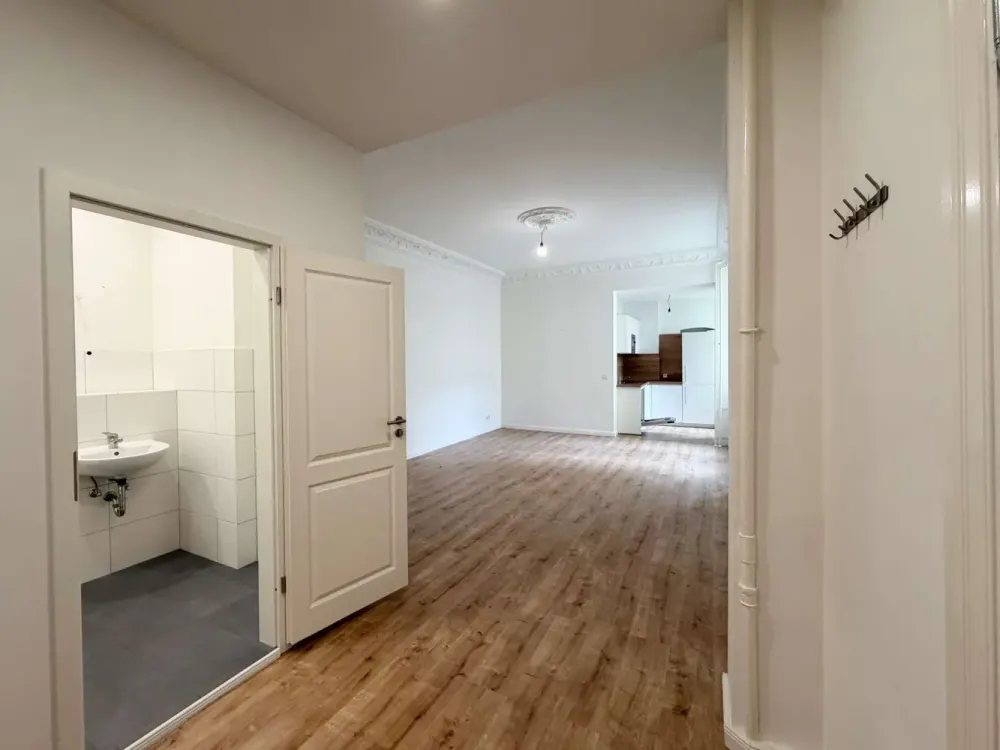 Frisch sanierte 2-Zimmer-Wohnung im EG; zentral in Moabit - inkl. Einbauküche!