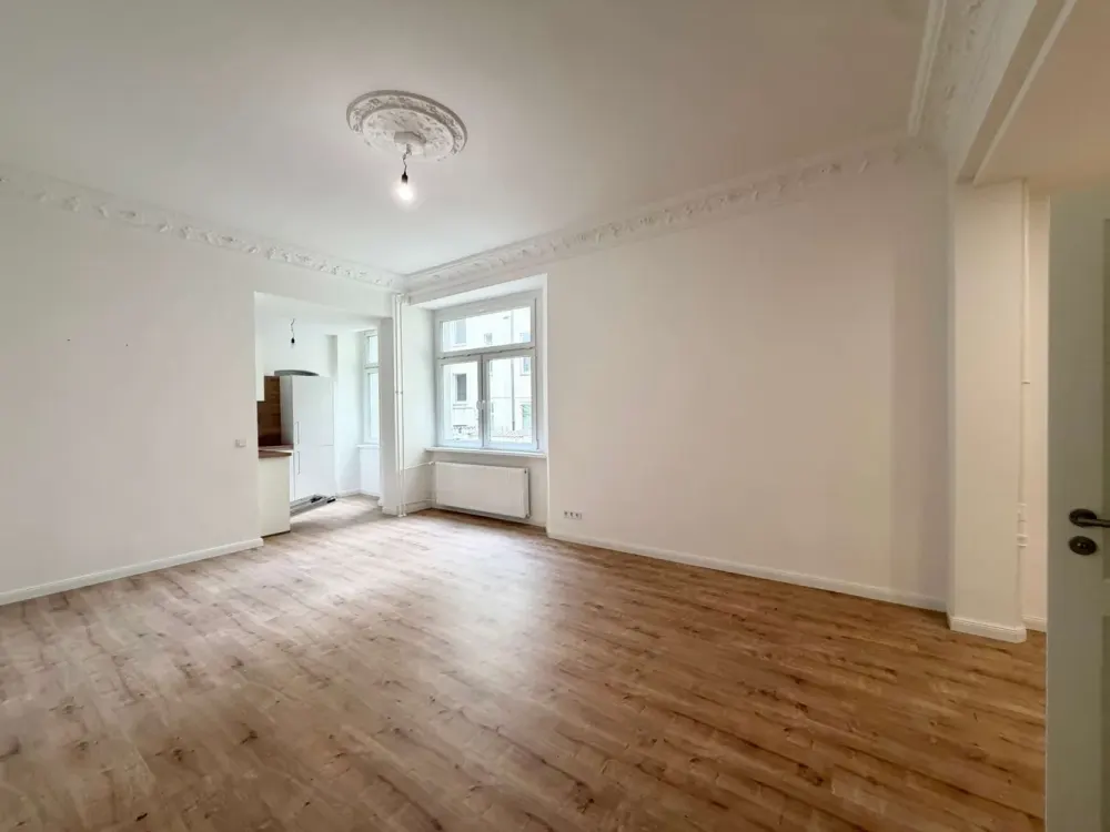 Frisch sanierte 2-Zimmer-Wohnung im EG; zentral in Moabit - inkl. Einbauküche!
