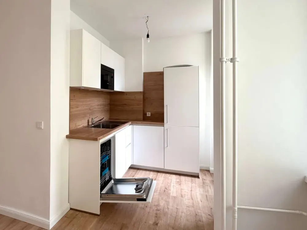 Frisch sanierte 2-Zimmer-Wohnung im EG; zentral in Moabit - inkl. Einbauküche!