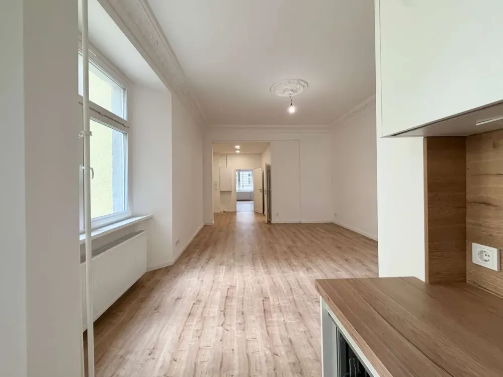 Frisch sanierte 2-Zimmer-Wohnung im EG; zentral in Moabit - inkl. Einbauküche!