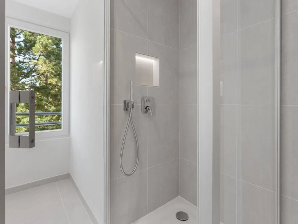 Erstbezug nach hochwertiger Sanierung, 2-Zimmer-Wohnung, Duschbad mit Fenster in Hohenflede
