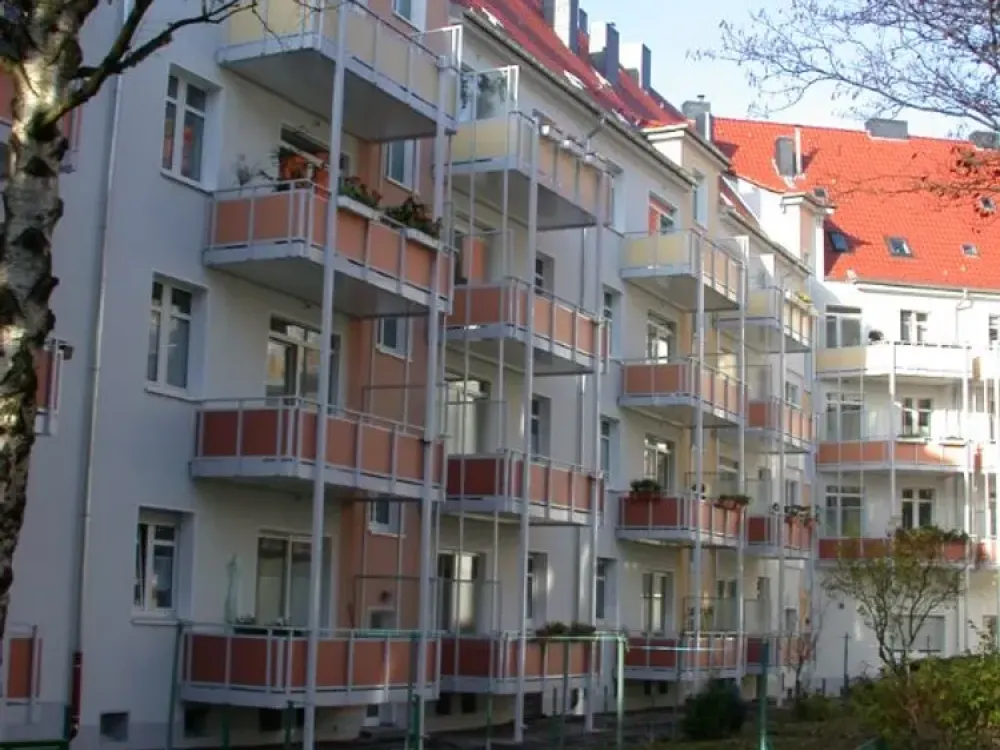 Zentrale Erdgeschosswohnung mit großem Balkon!