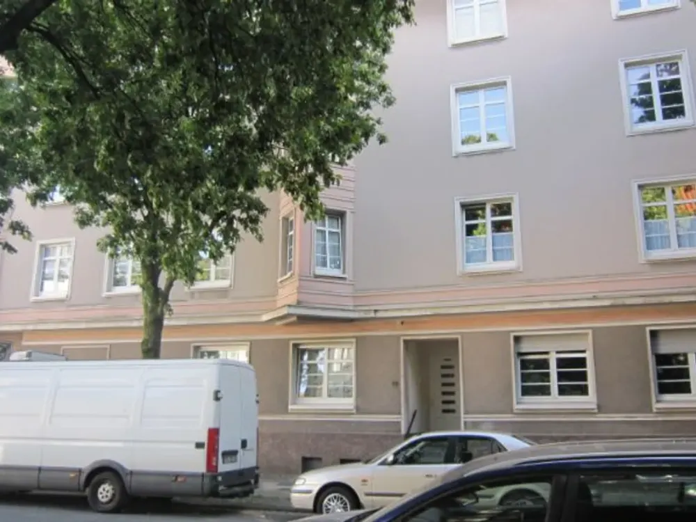 Zentrale Erdgeschosswohnung mit großem Balkon!