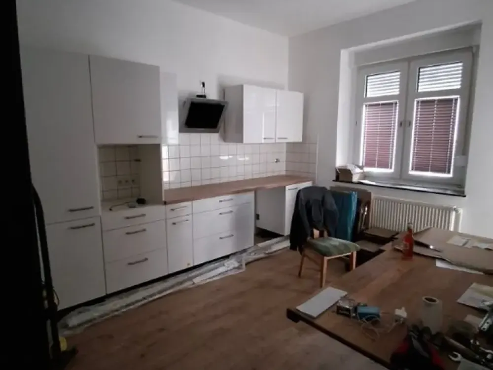 Zentrale Erdgeschosswohnung mit großem Balkon!