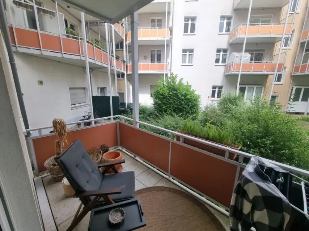 Zentrale Erdgeschosswohnung mit großem Balkon!