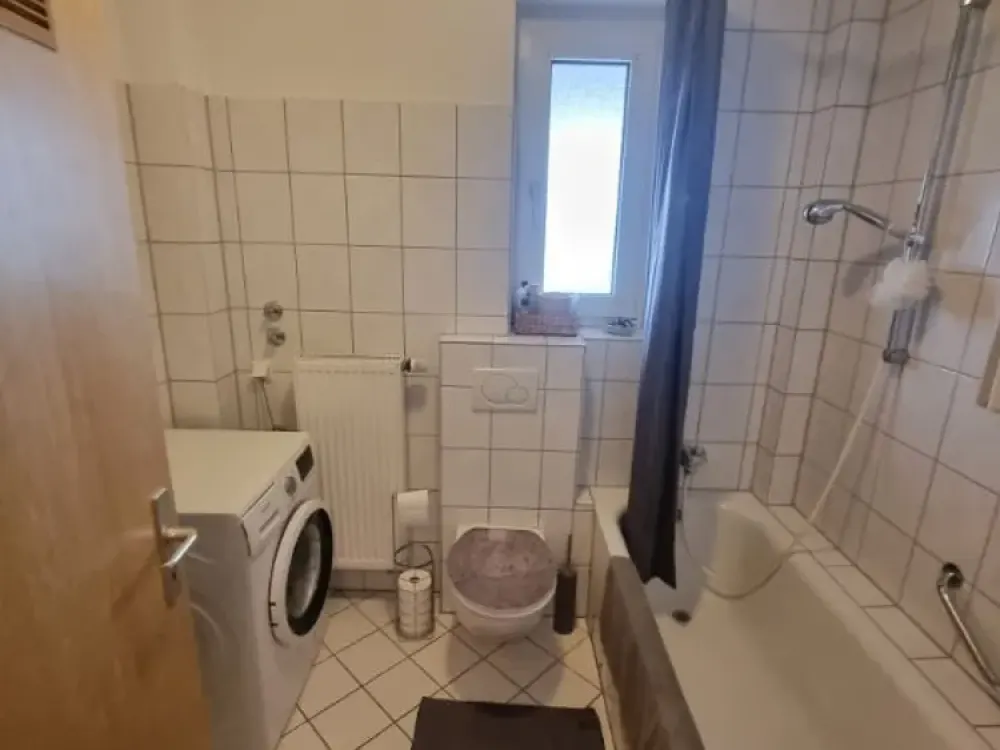 Zentrale Erdgeschosswohnung mit großem Balkon!