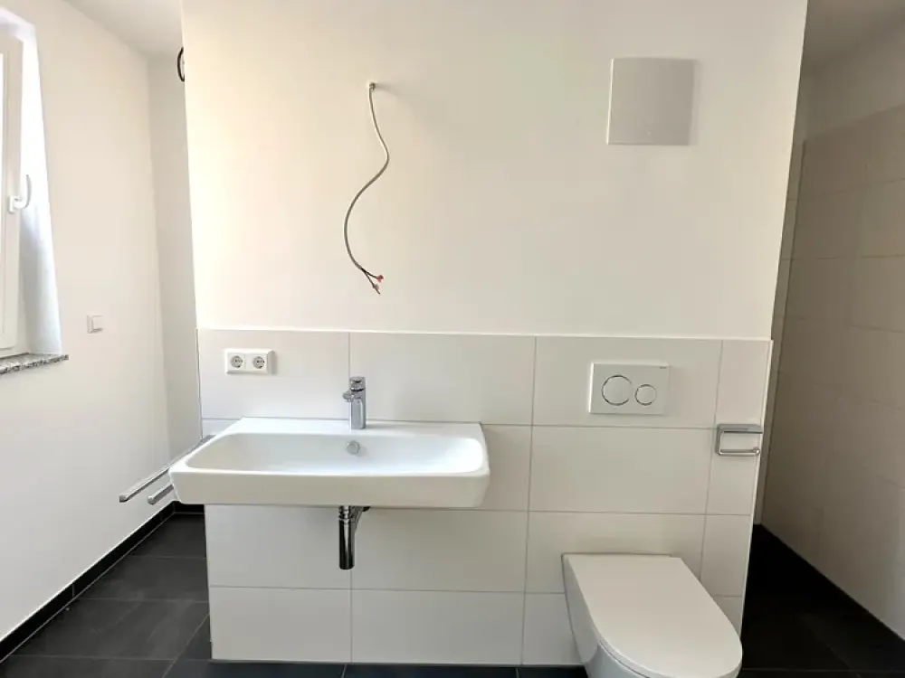 Exklusiv ausgest., neuwertige 2,5-Zimmerwohnung m. EBK und zwei Balkonen in bevorzugter Lage