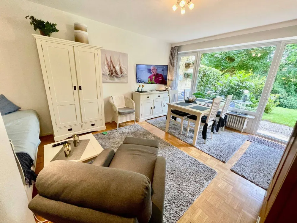 Vollmöbliert - Teilsanierte Terrassenwohnung an parkähnlichem Garten