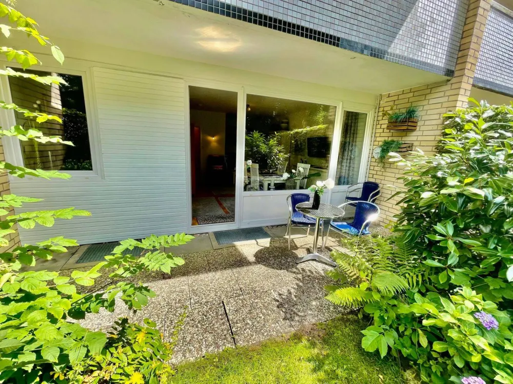Vollmöbliert - Teilsanierte Terrassenwohnung an parkähnlichem Garten