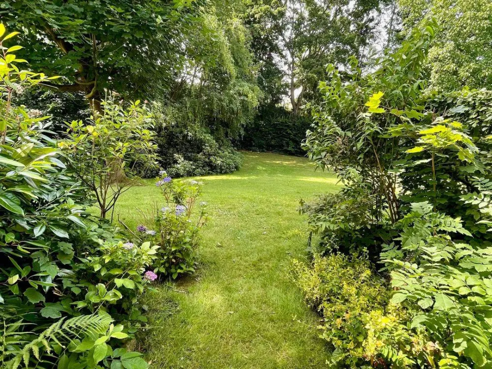 Vollmöbliert - Teilsanierte Terrassenwohnung an parkähnlichem Garten