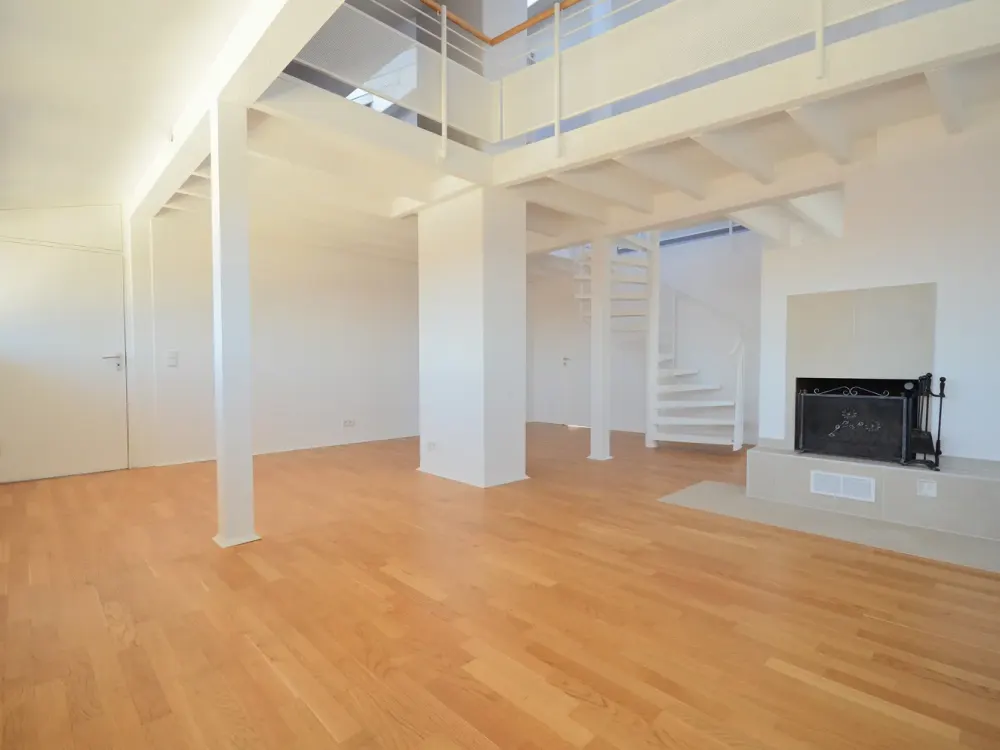 Erstbezug nach Sanierung - 2,5-Zimmer-Maisonettewohnung mit Kamin und großzügiger Dachterrasse