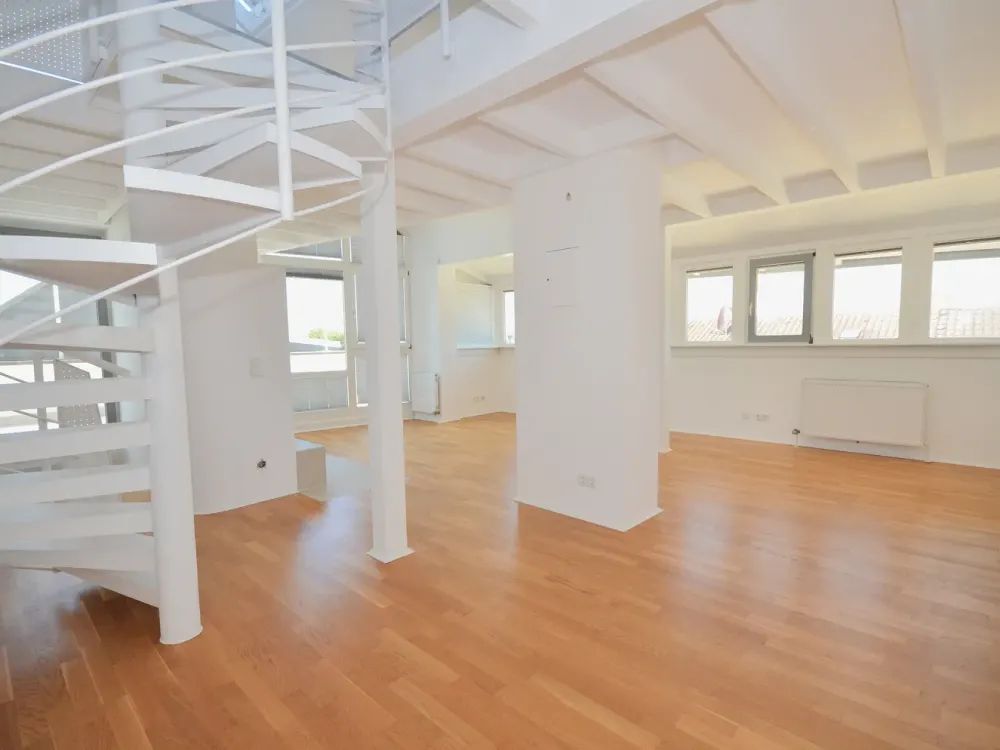 Erstbezug nach Sanierung - 2,5-Zimmer-Maisonettewohnung mit Kamin und großzügiger Dachterrasse