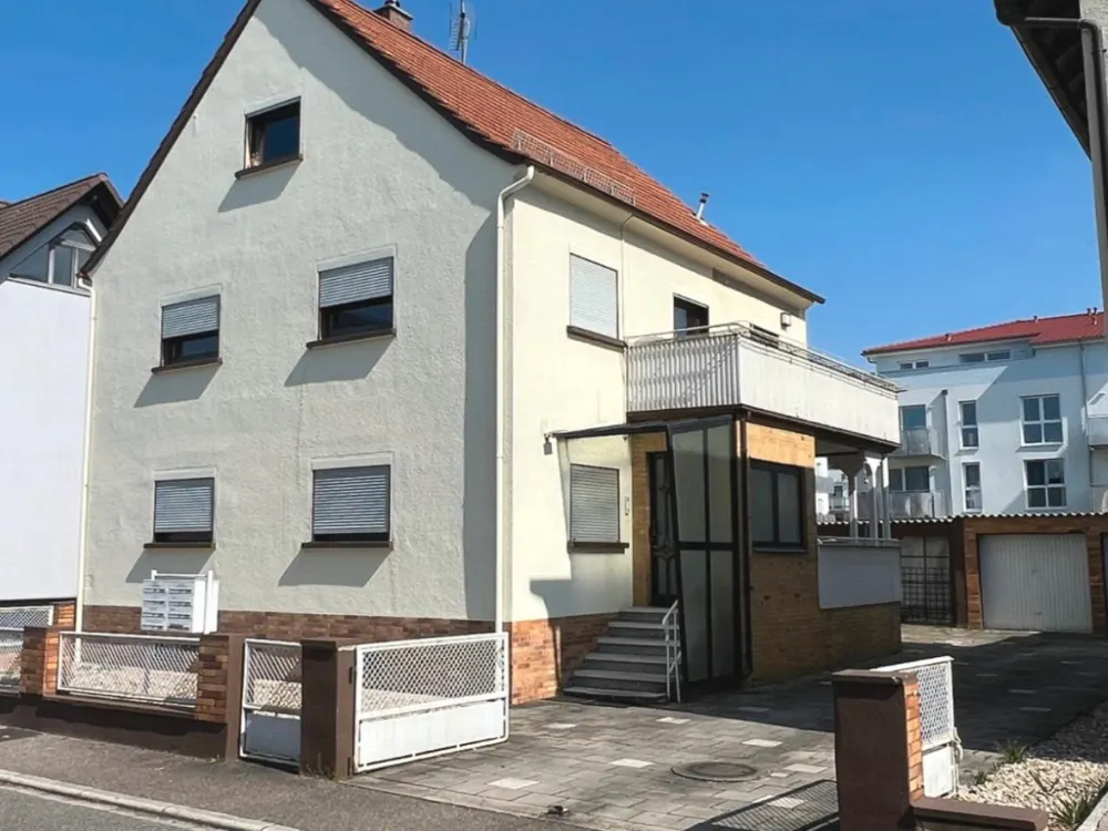 Helle 4 Zimmer Wohnung in Karlsdorf-Neuthard