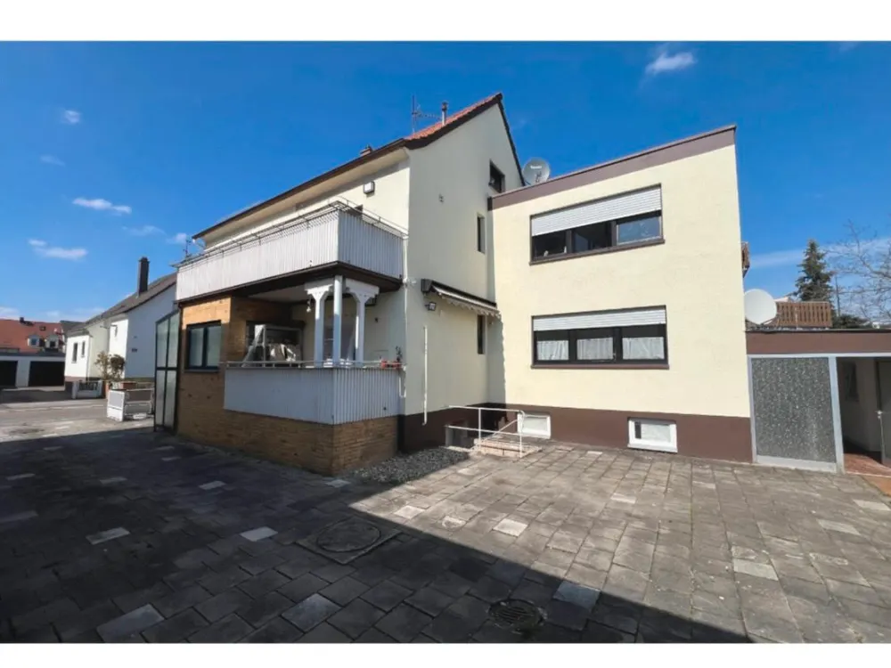 Helle 4 Zimmer Wohnung in Karlsdorf-Neuthard
