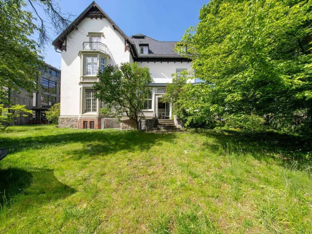 //Traumwohnung in freistehender Denkmal-Villa mit Blick ins Grüne//