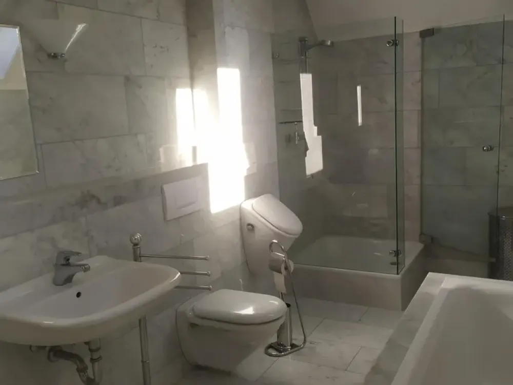 Sparsam teilmöblierte 3-Zimmer-Altbau-Wohnung in Saarbrücken