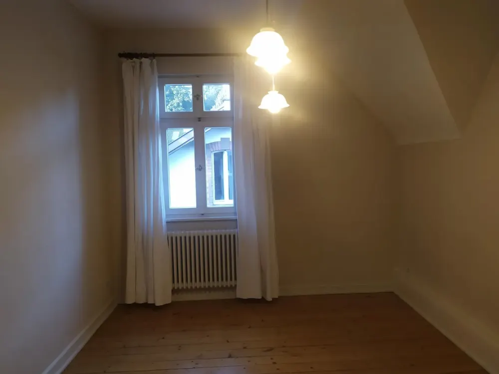 Sparsam teilmöblierte 3-Zimmer-Altbau-Wohnung in Saarbrücken