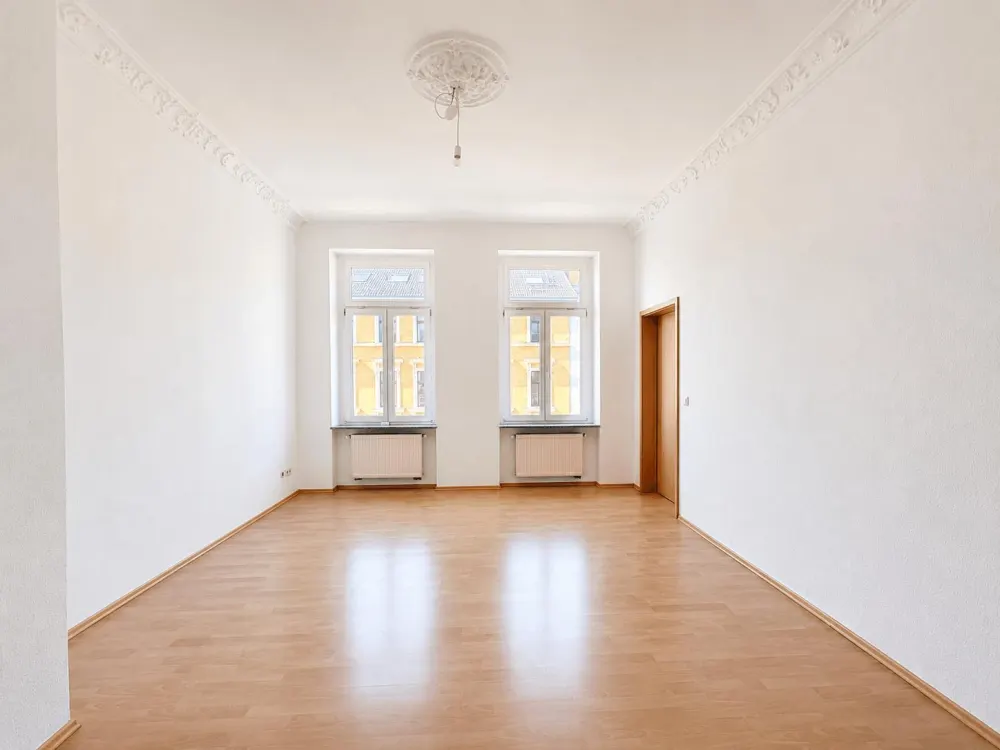 gepflegte 105m²-Wohnung mit Stuck, Wanne, Dusche und Aufzug!