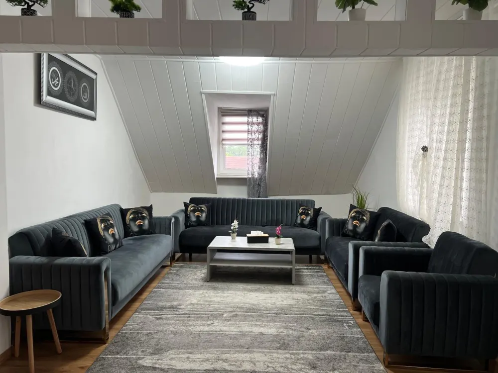 Geräumige Wohnung mit ca. 100 m² Wohnfläche + ca. 60 m² Dachboden