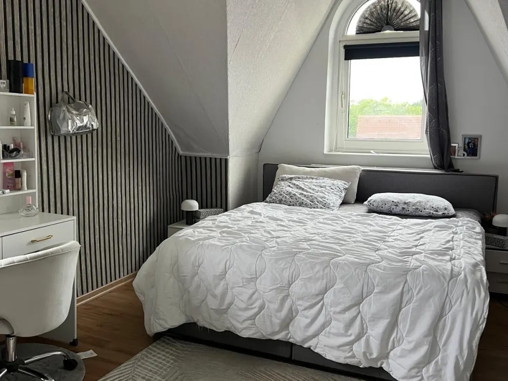 Geräumige Wohnung mit ca. 100 m² Wohnfläche + ca. 60 m² Dachboden