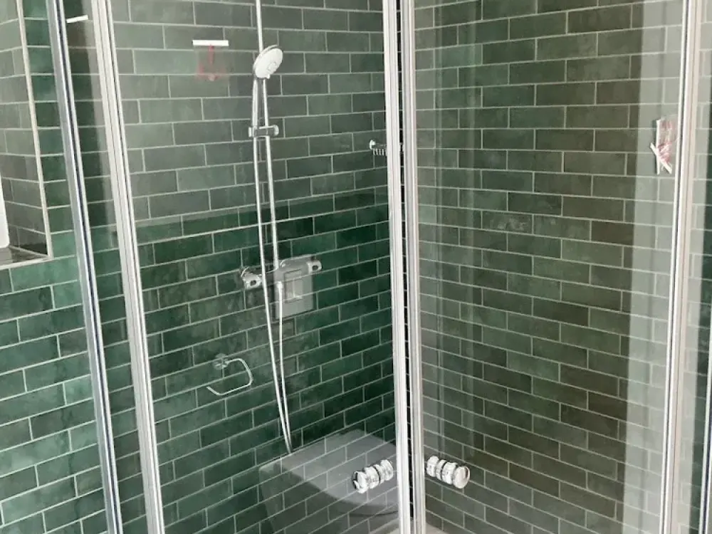 Einziehen und Genießen! Neubauwohnung mit 3 Zimmern, lichtdurchflutet, Loggia, Einbauküche, Aufzug