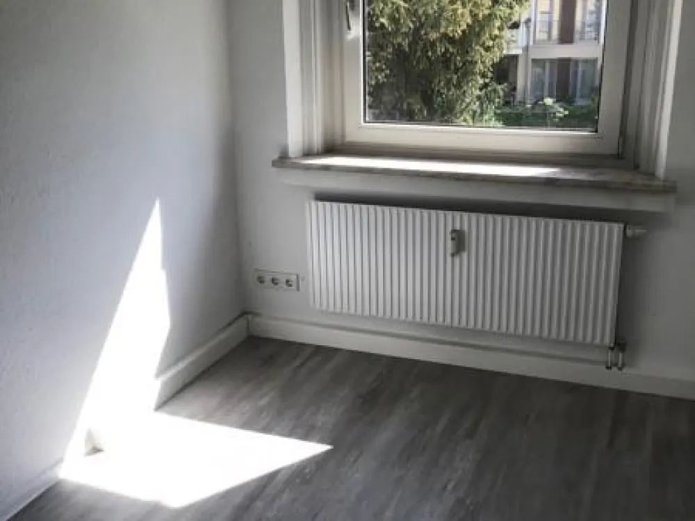 Renovated, Cozy 2.5-Room Apartment: Move-in Possible Immediately