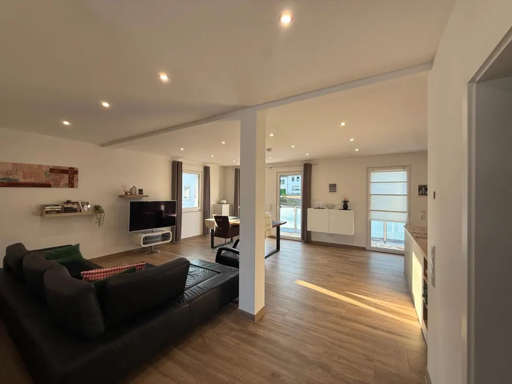 Moderne 2-ZKB mit Balkon, EBK & Stellplatz, 83 m², 1. OG