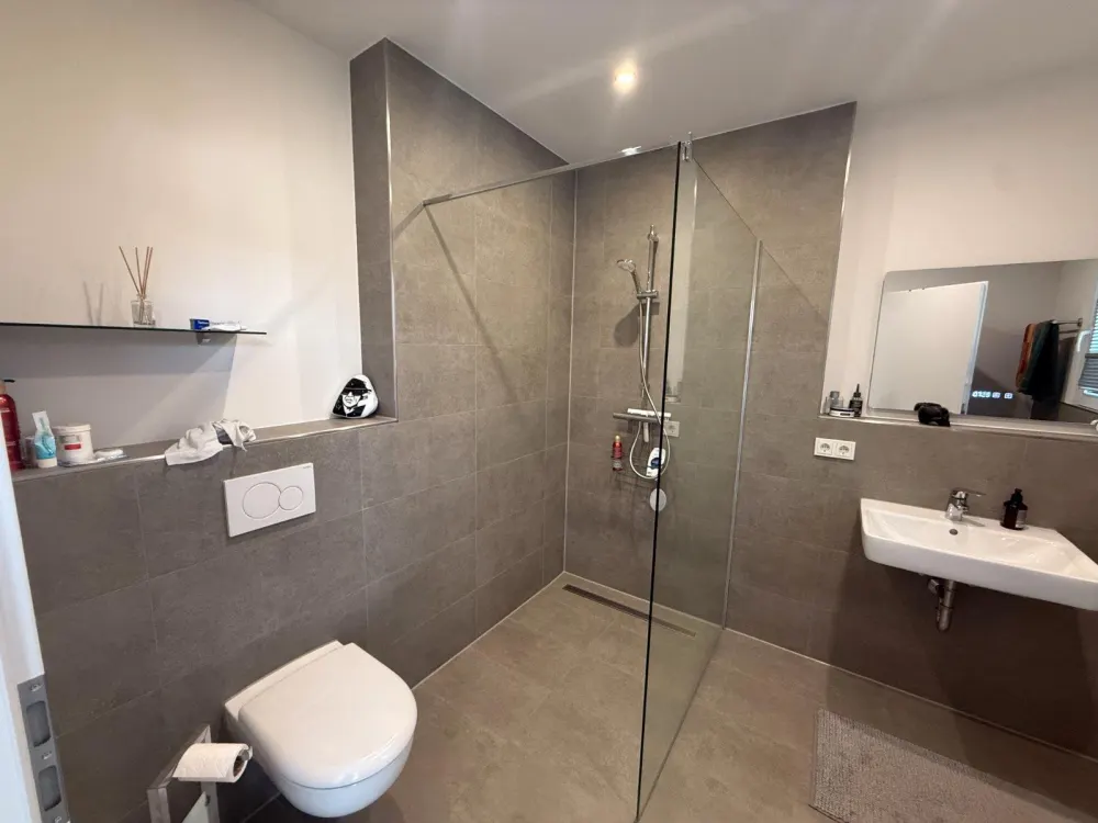 Moderne 2-ZKB mit Balkon, EBK & Stellplatz, 83 m², 1. OG
