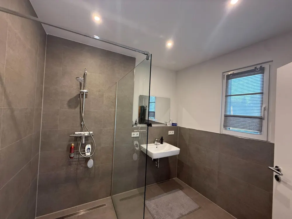 Moderne 2-ZKB mit Balkon, EBK & Stellplatz, 83 m², 1. OG