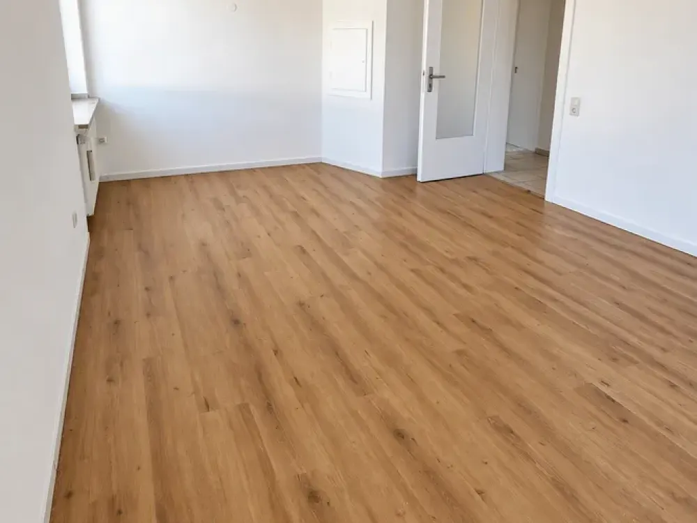 Wunderschöne frisch renovierte 4 Zimmer Wohnung mit Elektrischer Garage und Balkon in Paderborn