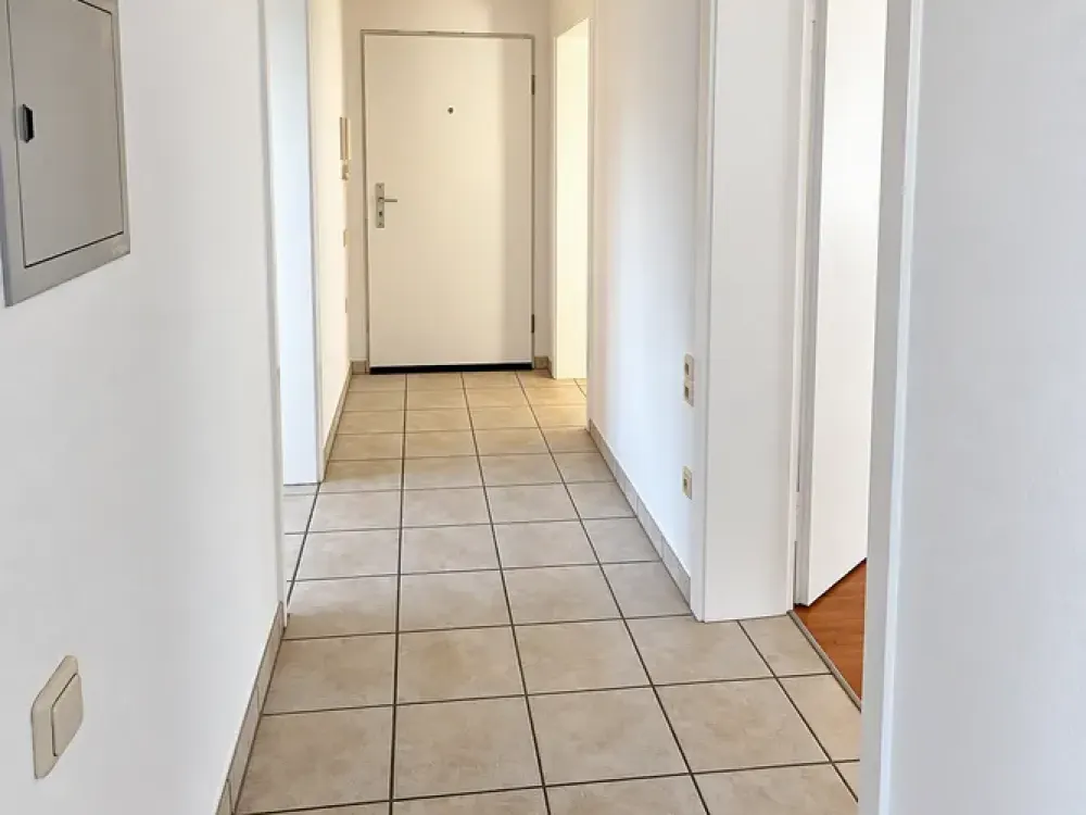 Wunderschöne frisch renovierte 4 Zimmer Wohnung mit Elektrischer Garage und Balkon in Paderborn