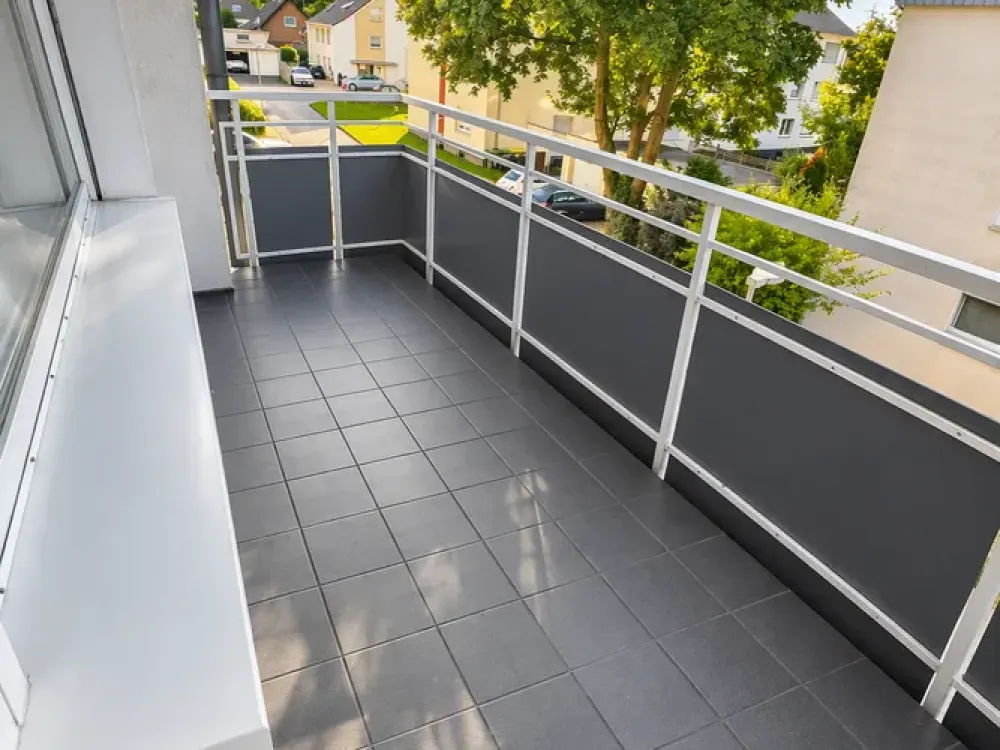 Wunderschöne frisch renovierte 4 Zimmer Wohnung mit Elektrischer Garage und Balkon in Paderborn